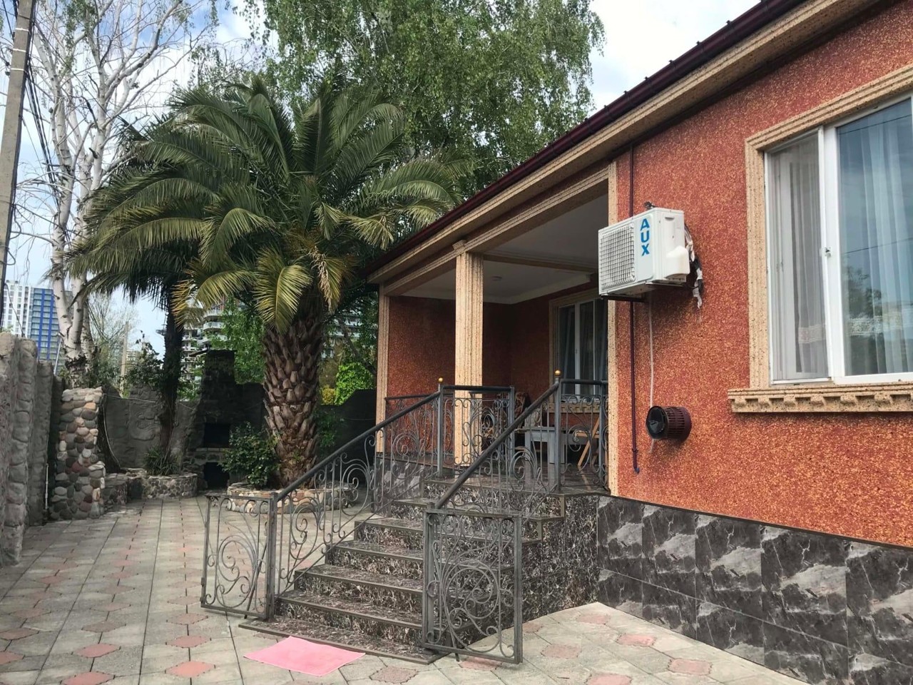 Batum’da kiralık 4 odalı ev — Adlia 1. Çıkmaz Sokak, 5 — 190 m² — $1.400/ay · 8/21