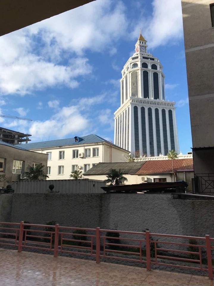 Batum’da kiralık 3 odalı daire — David Kldiashvili Sokak, 14 — 100 m² — $1.000/ay · 13/14