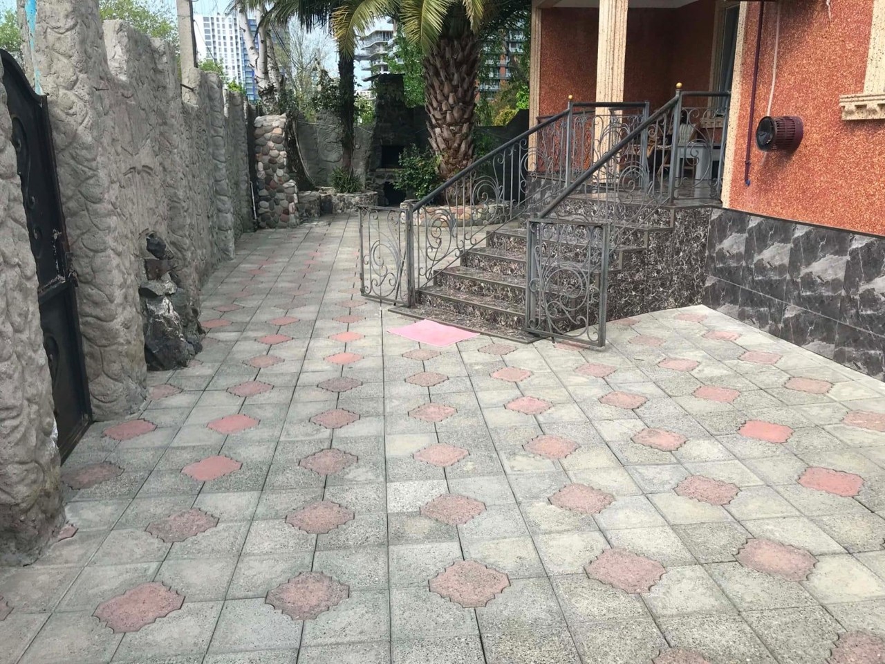 Batum’da kiralık 4 odalı ev — Adlia 1. Çıkmaz Sokak, 5 — 190 m² — $1.400/ay · 12/21
